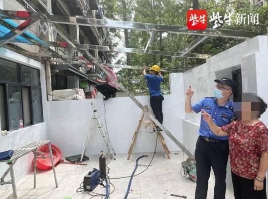 南京鼓楼城管阻止阳光房违法建设，引导居民改造合法雨棚